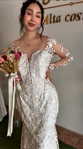 🤍 Vestido Elizabeth | Sirena que realza tu figura 🤍 El Vestido Elizabeth es un diseño sirena con manga larga, creado para novias que desean un vestido elegante, sofisticado y apegado al cuerpo. Su corte define la silueta, resalta las curvas de forma natural y estiliza la figura desde todos los ángulos. ✨ Detalles delicados en mangas ✨ Espalda trabajada con acabado fino ✨ Ideal para novias modernas y seguras de sí mismas Si estás buscando un vestido de novia que marque tu figura sin perder eleg