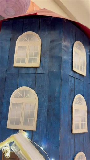 🌊📖 När sagan blir verklighet på Blåbär På Blåbär arbetar vi just nu med Mumin och vatten 💙 Barnen har fått ta sagan vidare genom att dramatisera berättelsen med figurer, där fantasi, språk och samspel får stå i centrum. Genom leken utforskar vi vatten, samtalar om händelser i sagan och skapar gemensamma berättelser tillsammans. Här får barnen använda hela kroppen, alla sinnen och sitt språk – på ett lustfyllt och meningsfullt sätt ✨ 📚🌊 Lek, lärande och magi – precis så som vi vill ha det på