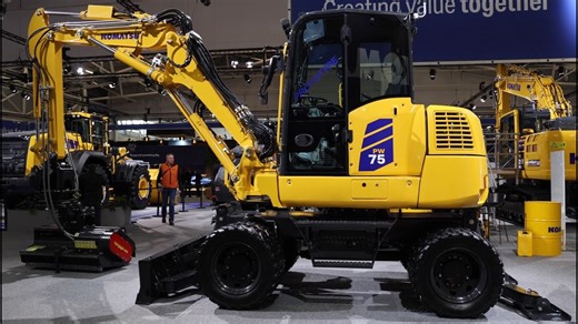 🗣️“The new PW75 compact wheeled excavator, with an engine power of 49 kW, has one of the highest-powered midi excavators on the market.'' says product manager Alex Visentin in an interview with Diggers & Dozers at bauma 2025. Komatsu PW75 midi wheeled excavator is the new 7,5-tonne tight-tail excavator presented last April, at bauma 2025. This tight-tail excavator fills the gap below the mid-sized wheeled excavators, granting easy and precise operability with any attachments and the best drivin