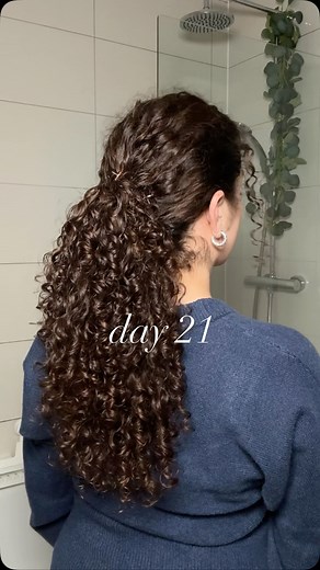 Make your ponytail look longer & thicker with this curly hair pony hack! Day 21/30 curly hairstyles 💡Using mini claw clips to control the width and placement of the ponytail allowing it to fall lower. These ones are from @bootsuk they are pretty secure! This is also a good way to not leave a dent in your hair like you might with a regular hair tie ✨ 💌send to a curlfriend! #curly #curlyhair #hairstyle #hairhack | Sophie Marie