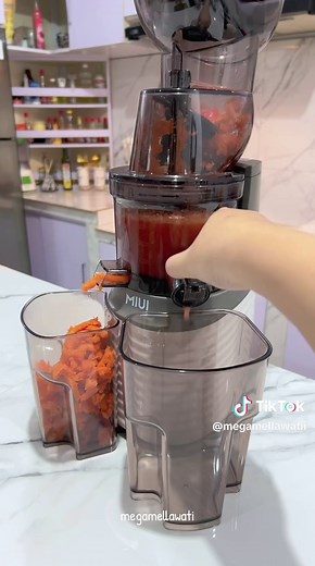 Bosen tapi harus dipaksain😘 miui cold press juicer nya ada di bio link nomer 3 buruan lagi diskon!! 🫶🏼 #jus3diva #jusdiet #jurusjituglowing #slowjuicer #juicer #juicermiui #justigadiva #jusworteltomat #jusapeltomatwortel