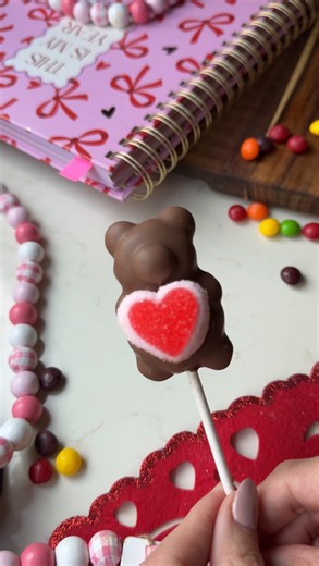 Hacer Cake pops con brownies, es lo más fácil, al ser un postre con suficiente humedad, no necesita que se le agregue algo adicional para poder lograr la consistencia necesaria de este postre 💖💖💖💖 Además de qué son fáciles, necesitas muy pocos ingredientes, tus brownies de cajita, chocolate o cobertura de chocolate para derretir y M&M’s ❤️❤️❤️ Me urge que lo hagas y me mandes Fotitos💖💖💖💖 , aquí te dejo las marcas que utilicé @thereallittledebbie @alpezzichocolatemx @mmsmexico #cakepops #