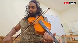 À la rencontre de Pooven Murden, maître du violon karnatique Dès les premières notes, un frisson parcourt l’auditoire. La mélodie emblématique de Kaya, « Rass Kouyon », renaît sous l’archet de Pooven Murden, dans une interprétation à la fois purement acoustique et sublimée par les nuances riches et complexes du style karnatique. Dans un monde où beaucoup suivent les sentiers battus, Pooven a emprunté un chemin singulier : celui de redonner vie au violon, un instrument d’apparence modeste mais au