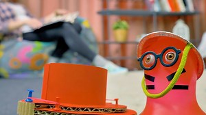 Un duelo entre Slime Sam y su amiga Su, ¿quién ganará? Slime Sam puede ser muy travieso. Hoy, ha estado asustando a su amiga Su por todas partes. No es de extrañar que decidiera tomar el asunto en sus propias manos y hacer algo para poder defenderse. Su está haciendo un tirachinas de goma. Es muy fácil de hacer. Consiste en una pequeña caja con ganchos para la banda elástica y un compartimento para guardar el arsenal de bandas elásticas. Este pequeño tirador está asegurado en tu muñeca y es muy 