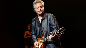 “Bonnie allows you to play what you feel and solo the way you like – there’s room for that, and it’s really refreshing”: Meet Duke Levine, the latest guitar ace in Bonnie Raitt’s formidable live lineup