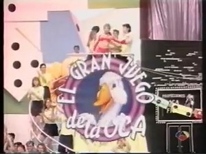 "El gran juego de la oca" fue un programa-concurso emitido en Antena 3 y Telecinco. El concurso estaba basado en el clásico juego de tablero, El juego de la oca. De 1993 a 1995 se emitió en Antena 3 en dos etapas diferentes. Una presentada por Emilio Aragón y Lydia Bosch. Y otra posterior por Pepe Navarro e Ivón Reyes. Precisamente a esta última es a la que corresponde el vídeo de abajo. Un programa completo para que los más nostálgicos puedan recrearse. Ya en crónica más rosa, fue en este concu