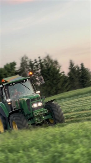 John Deere sianokiszonka z iPhone 15 — najlepsze ujęcia