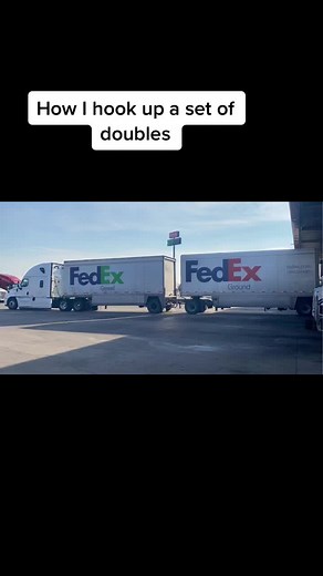 How to hook a set of doubles! 🚛🚛. #trucking #doublesandtriples #fedexground #truckinglife
