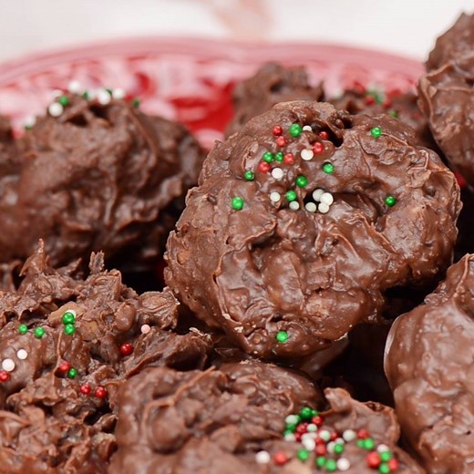 SLOW COOKER CHOCOLATE TURTLES are the easiest turtle chocolate candy you'll ever make! Serve them at your holiday party or package some up as gifts! RECIPE--> https://realhousemoms.com/slow-cooker-chocolate-turtles/ | Real Housemoms