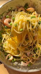 Frisk forårspasta med citron, rejer og rucola🍋🌿☀️ Klar på 15 minutter🤗 Enkelt, frisk og super lækker🫛🌿 - her lavet med forkogte skalrejer, et strejf af parmesan og masser af citron🍋 Kan du ikke lide rucola bruger du bare spinat - det smager også fantastisk💛 En nem frokostpasta eller let aftensmåltid🌿☀️ Linket finder du på profilen👩🏼‍🍳 #pasta #rejer #schrimp #reje #gambas #nemfrokost #frokostaftensmad #spaghetti #pastapasta | Gourministeriet