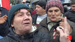 163K views · 4.3K reactions | ”De ce comunitatea LGBT a avut posibilitatea să se manifeste, iar noi nu?”...”Poliția nu ne permite să trecem, ne spun să mergem pe colo, dincolo, numai nu pe drumul central”...”Avem un protest pașnic și nu ne permite să trecem, nu e prima dată când ei fac astfel de chestii și ne îngrădesc accesul la libera circulație.” - protestatarii. | Sinteza.org | Facebook