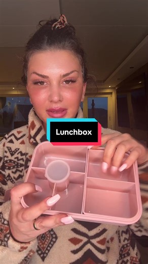 Diese BuguCat Lunchboxen sind einfach NEXT LEVEL 😍🔥 Mega praktisch, super stabil und perfekt, um dein Essen fresh & organisiert mitzunehmen – egal ob für Schule, Arbeit oder unterwegs. Kein Auslaufen, kein Chaos in der Tasche ✨ Mehrere Fächer = alles bleibt schön getrennt 👌 Und das Design? Mega clean & einfach richtig nice 💼💖 Wenn du keine Lust mehr auf langweilige Brotdosen hast… trust me, das ist dein Upgrade 🙌 #TikTokShopDeutschland #lunchbox #mealprep #organisation #kitchenmusthaves