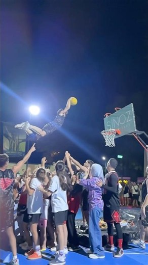 How many people have I dunked over? 🏀 #charismashow #sports #turkey #basketball