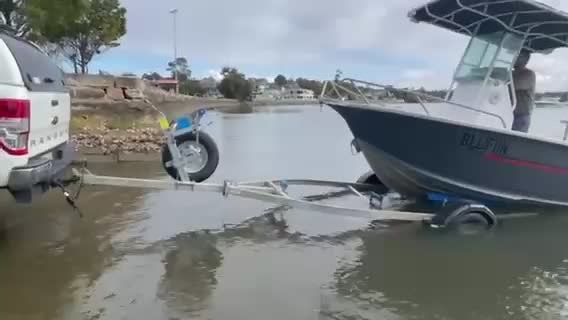 Effortless Boat Retrieval with L & R Boat Latch