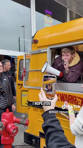 @Alex Warren 🫶 French Fries and his fans. So he handed out free fries to the fans at AFAS Dome today! See you tonight Alex! 🎉 #AlexWarren #AFASDome #WarnerMusic @Live Nation Belgium