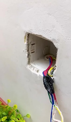 How to Replace an Old Electrical Outlet Safely