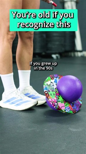 Struggling with double unders? You’re not alone. The problem often lies in the jump: too quick or too short. What you need is to **bounce, not dribble**. Reintroducing the pogo ball, your unexpected ally in mastering this movement. Consistency is key. Start with a solid bounce, then focus on your arms. Use markers or pencils to visualize two rotations during each jump. It’s all about those details. Make every bounce count.