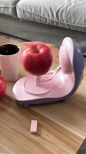 Kitch & Cozy on Instagram: "🍎 Finger Ballet Terminator! 10-Second Peel Show ▫️ 304 self-sharpening blade ▫️ Bionic grip hugs odd shapes ▫️ Core & peel together Insert → press → watch apple undress! Spiral peels dance, flawless flesh revealed, even kids can make fruit platters✨ #ElectricPeeler #AutoPeeler #KitchenTech #LazyHack #FruitArt #SmartAppliance #PeelAndCore"
