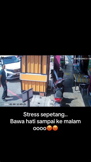 Dah tolong bagitahu, kena marah pulak.. Dia tanya tang mana pejabat ukur.. Kitapun pak cik p la dekat2 kasut banyak2 tu.. tengok singboard kat tangga, sayapun tak pasti tangga mana, pak cik cari jaa singboard ada.. dok sat dia patah balik, Dia mcm marah, Habaq lagumana, mana ada pun pej tu, depa kata tutup dah, haiahh.. salah tu pak cik , tak tutup pun.. awner dok mai minum tiap2 pagi. Dok sat suami bawa p tunjuk tangga.. hahh ada pun, pastu dia balaih kat kita pulak, habaq tang kasut banyak pas