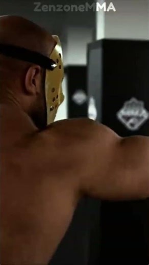 Bodybuilder VS MMA fighter