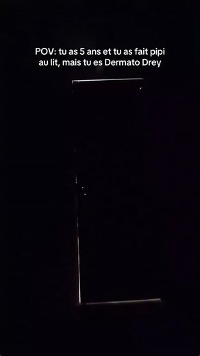 Dermato Drey on Instagram: "Je n'ai pas peur de parler des sujets qui fâchent ! 😅 Oui, il vaut mieux se doucher LE SOIR ! (Sur le plan médical en tous cas) - car cela permet de minimiser la durée de contact avec les microbes, polluants, allergenes etc rencontrés dans la journée. - on se couche propre, le linge de lit reste donc plus propre aussi, plutôt que de mariner dans ses microbes. - pour les personnes ayant un terrain allergique, c'est un vrai game changer : le shampoing ou au moins le ne