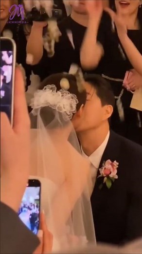 Ji Eun And Park We share a kiss at their wedding