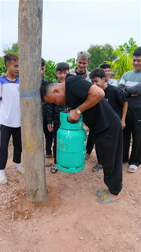 Thử Thách Đứng Cách 3 Bàn Chân Cúi Đầu Nhấc Bình Gas