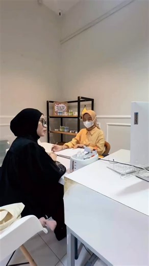 MUA MAKASSAR | MUA SULSEL on Instagram: "MTS Treatment sdh ada 13 tahapan lengkap : 1. Tahap cleansing 4 Tahap 5. Massage wajah,dada dan punggung 6. VAPOZONE hangat dan 7. dingin 8. Ekstraksi komedo 9. MTS Treatment 10. Masker collagen 11. Omega light 12. Anti iritasi 13. Sunscreen > Treatment ini adalah salah satu treatment best Seller di Maiglow loh untuk atasi flek, urat” di wajah, pori pori besar dan bekas jerawat PIH kamu selain itu kelebihan yang bisa kamu dapat kulit Makin cerah lembap da