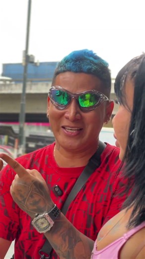 Vicky cuts the hair of the bald guy 🤣