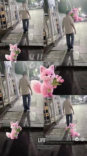 夜幕下的街头散步，偶遇一只手捧鲜花的小狐狸，为平凡的夜晚增添了一抹可爱色彩。🌸🦊 #街头随拍 #夜景夜景