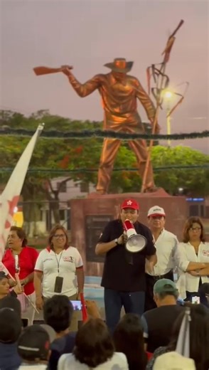 🔴Desde Casa Grande, Ascope, en La Libertad, el candidato del APRA, Enrique Valderrama, reta a debate a César Acuña 🗳️ 👉"...responda usted mismo, lo reto a debatir en la Plaza de Armas de Trujillo" 🔥 | El APRA vuelve