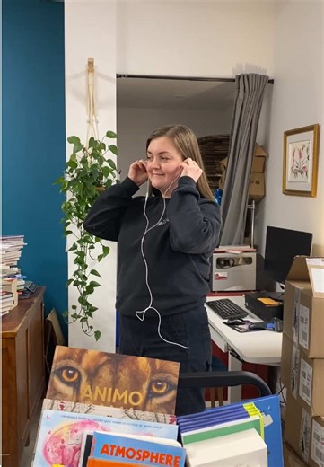 C’est pas tout le temps facile de classer des livres par ordre alphabétique… #librairie #libraire #booktok #sherbrooke (inspiré par la @WSC Conn Library)