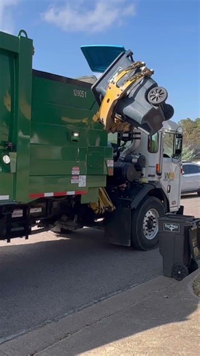 Waste Management Heil CNrG 520 Python | #garbagetruck #texas #wastemanagement #trucking #dfw