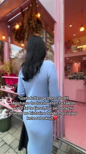 “Gjatë çdo lufte që bën çdo ditë, mos harro për asnjë moment të duash veten. 💫 Mos harro të jesh e butë me shpirtin tënd, sepse ti e di më mirë se kushdo sa beteja ke përballuar në heshtje. Fali të tjerët, por mos harro të falësh edhe veten për herët kur nuk ishe në gjendje të jepje më shumë, për ditët kur u lodhe, por sërish nuk u dorëzove. Ti je personazhi kryesor në historinë tënde — ajo që mban gjithçka bashkë kur të tjerët largohen, ajo që ngrihet sërish edhe kur bota i duket e rëndë. Mos 