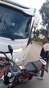 1M views · 9.5K reactions |  VIDEO | Se siguen presentando discordia entre algunos promotores del paro minero y quienes buscan la manera de movilizarse para ir a trabajar. ⚠️ Tal como se aprecia en este video, unos piden que apoyen el paro y otros que buscan la manera de evadir los cierres. Sucedió en la vía Ubaté - Sutatausa, con una ruta de flores. ⬇️  https://www.instagram.com/periodicolavilla/  | Periódico La Villa | Facebook