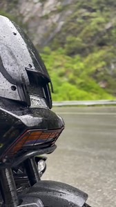 Detente y disfruta del momento. 🌎 Bridal Veil Falls, Alaska 🎬 @pan.alaska | Harley-Davidson España