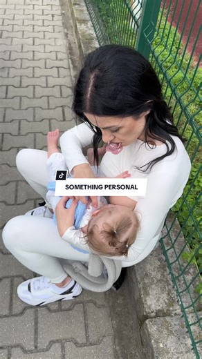 Karmienie piersią to nie tylko posiłek. To chwila zatrzymania. Ciepło. Bliskość. Zapach, który uspokaja. Serce, które bije tuż obok. Karmię Cię i świat na chwilę przestaje istnieć. Nie ma ludzi ani hałasu. Jesteś tylko Ty i ja 🥹 To rozmowa bez słów. Poczucie bezpieczeństwa. Mały świat, w którym wszystko jest na swoim miejscu — nawet jeśli siedzimy na murku, obok stadionu, w środku zwykłego dnia. To nie jest tylko mleko. To mój spokój, który oddaję Ci po trochu. Moje ramiona mówią: jesteś bezpie