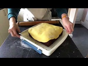 How to marzipan and put royal icing on your Christmas cake - you can do the icing thicker ☃️☃️☃️