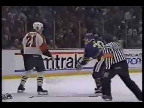 Rob Ray vs Dave Brown 92/93 (Flyers feed)