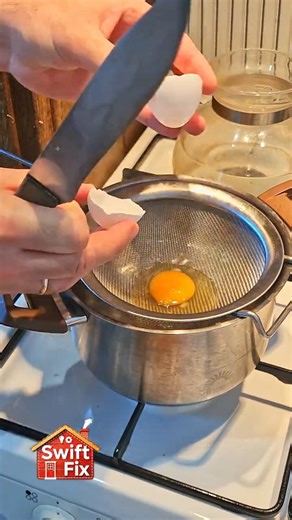 How to Make the Perfect Runny Yolk Egg Using a Strainer 🍳✨ #kitchenhacks #howto