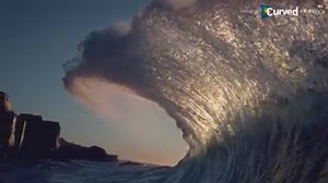 Ein TV-Erlebnis, als wärst du live dabei. Mit dem ersten UHD TV im Curved Design. Jetzt informieren: http://spr.ly/Curved_ist_mehr_mittendrin | Samsung