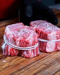 Using Gordon Ramsay's method for the perfect steak 🥩👨‍🍳 | FOODbible