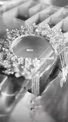 BAJU PENGANTIN MUSLIM | MAKE UP SYARI | ISLAMIC WEDDING on Instagram: "Seakan tak lekang oleh waktu dan tak hilang oleh masa....tetap saja akad nikah menjadi lebih syahdu dan sakral apabila gaun putih menjadi pilihan para muslimah kita. Dan dari tahun ke tahun...kami membuat dan mencoba mendesain stylist dan look look terbaru dari wedding dress bertema putih yang stunning dan shining shimmering tetap manis kelihatan meski bahkan apabila dipadukan dengan make up yang minimalis lagi simpel natural