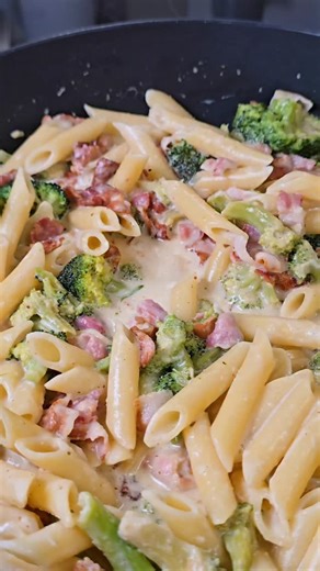 Pasta med i bacon & broccoli! Sååå himla enkelt men så gott 😍 en vardagsfavorit! Ingredienser 4 serveringar 2 paket Bacon 1 st Vitlöksklyftor 400 g Broccoli 3 dl Vispgrädde 3 dl Mjölk 0.5 tsk Chilipulver (valfritt 1 tsk Lökpulver Örtsalt Peppar 350 g pasta Majstärkelse Gör såhär Tärna bacon. Tina broccolin om den är fryst och dela i mindre bitar. Riv vitlöken. Stek baconet på medelvärme tills den fått färg. Vänd i vitlök och broccoli och stek lite till, samt mjöl. Tillsätt grädde och mjölk. Kry