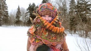 Je lave les toisons, carde, file, tisse, feutre, teint et tricote la laine de moutons de mon village. SI vous voulez m'encourager, allez-voir mon projet Kickstarter j'ai besoin d'une nouvelle machine pour travailler plus vite :) http://kck.st/2jZgiem MERCI xxx | Mynoushart