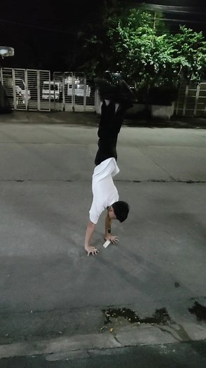 7.8K views · 16 reactions | One arm handstand after school  #calisthenics #onearmhandstand #streetworkout #gym #fypシ゚ | Ryuzaki L. Triad | Facebook