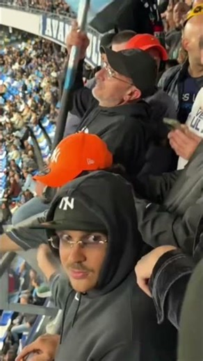 Geolier tra i tifosi in curva A allo Stadio Maradona