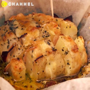 2.2M views · 15K reactions | 【蒜香奶油風味的根狀起司馬鈴薯】 ■材料 ・馬鈴薯…1個 ・火腿…2片...