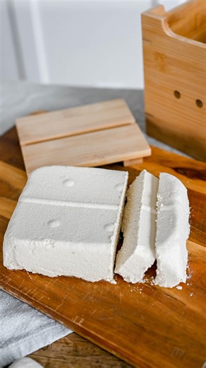 ✨ Tofu fait maison 😍 et c’est beaucoup plus simple que ce qu’on imagine ! Pour les recettes de biscuits à l’okara, je crois que @healthyalie en a déjà fait, donc n’hésite pas à chercher ça aussi 🥰 Je me suis faite influencée à acheter un moule à tofu en bois 😅 Pour la recette du tofu en lui-même, j’ai rien inventé, y’a pas 36 000 façons de faire du tofu : on commence par faire du lait de soja avec des fèves de soja trempées et mixées avec de l’eau, qu’on filtre dans un tissu étamine (linge à 