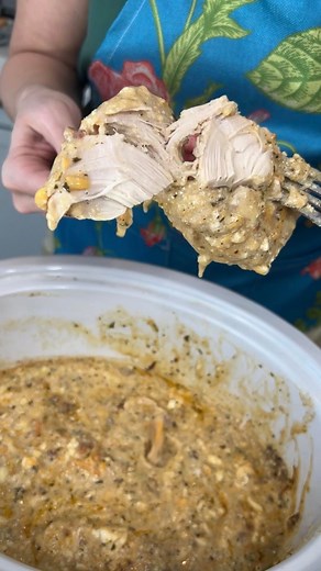 Easy Chicken Crock-Pot Recipe Easy slow cooker recipe with chicken, cream cheese, ranch, bacon and cheese This video was produced by Kiera J and Network Media, LLC. | Kiera J